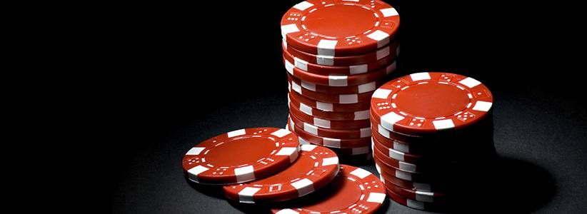 If you want to be a good single-table tournament poker player, you have to know how to avoid the mistakes that the rest of the people playing in the event are likely to make. 